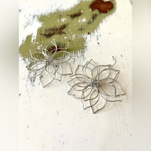 NEW Wire Flower Silver Earrings - Picture 3 of 5